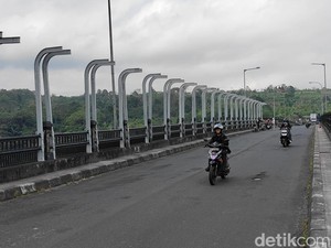 Cegah Aksi Bunuh Diri, Jembatan Tukad Bangkung Mulai Dipasang Railing