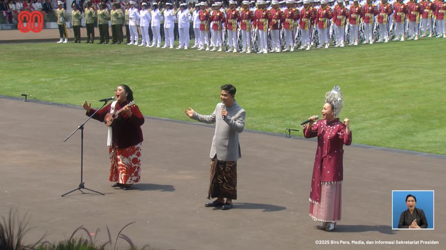 Endah Laras, Cakra Khan, dan Rossa menghibur tamu undangan yang menghadiri Upacara Peringatan Detik-detik Proklamasi Kemerdekaan Republik Indonesia di halaman Istana Merdeka, Jakarta Pusat, Minggu (17/8/2025). (Tangkapan Layar Youtube/Sekretariat Presiden)