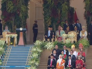 Ganti Kostum, Gibran Pakai Jas-Dasi Biru Muda di Upacara Penurunan Bendera