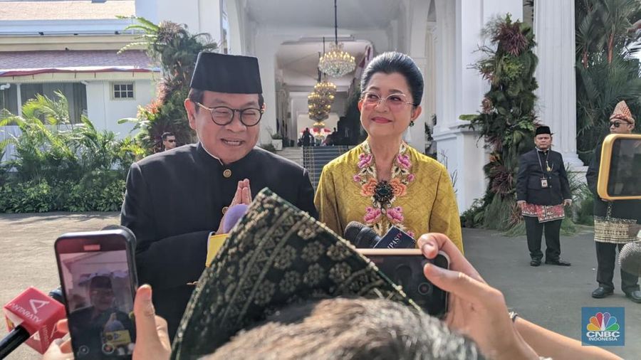 Gubernur DKI Jakarta, Pramono Anung dan Istri Endang Nugrahani tiba untuk menghadiri upacara peringatan detik-detik proklamasi di Istana Merdeka, Jakarta, Minggu (17/8/2025). (CNBC Indonesia/Emir Yanwardhana)