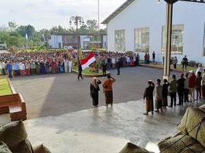 Haji Her Upacara HUT ke-80 RI Sekaligus Awali Pembelian Tembakau Madura