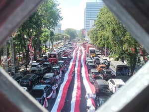 HUT ke-80 RI, Bendera Merah Putih 14.905 Meter Dibentangkan di Surabaya
