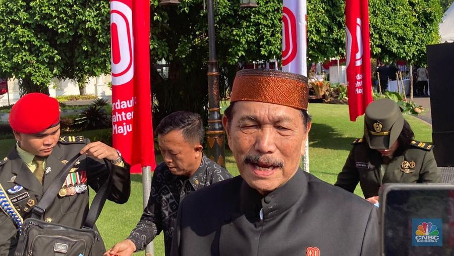 Ketua Dewan Ekonomi Nasional (DEN) Luhut Binsar Pandjaitan usai menghadiri upacara peringatan detik-detik proklamasi di Istana Merdeka, Jakarta, Minggu (17/8/2025). (CNBC Indonesia/Emir Yanwardhana)
