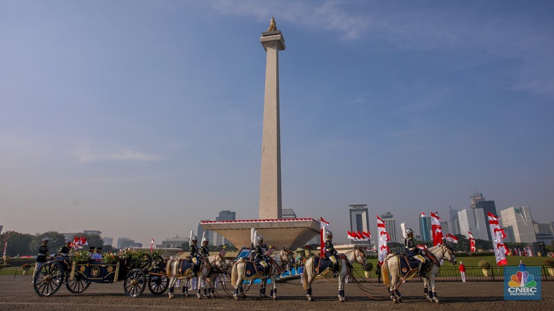 Kirab Bendera Merah Putih Kirab pengantar bendera merah putih dan teks proklamasi menuju keluar menuju ke Istana Merdeka, Jakarta, 17/8. (CNBC Indonesia/Faisal Rahman)
