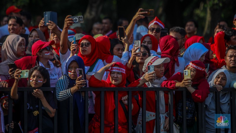 Kirab pengantar bendera merah putih dan teks proklamasi menuju keluar menuju ke Istana Merdeka, Jakarta, 17/8. (CNBC Indonesia/Faisal Rahman)
