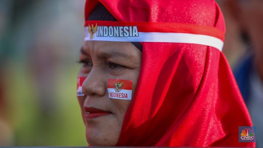 Masyarakat yang antusias dan sukacita menyambut kirab yang akan menuju ke Istana Merdeka. (CNBC Indonesia/Faisal Rahman)