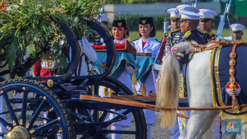 Kirab pengantar bendera merah putih dan teks proklamasi menuju keluar menuju ke Istana Merdeka, Jakarta, 17/8. (CNBC Indonesia/Faisal Rahman)