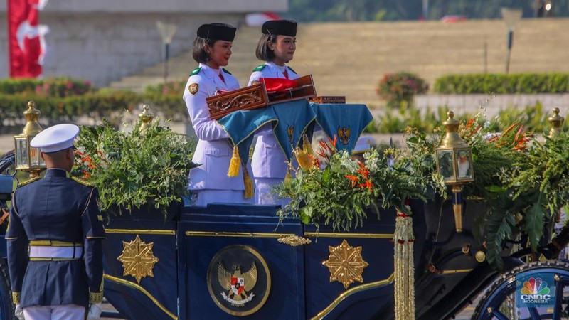 Kirab pengantar bendera merah putih dan teks proklamasi menuju keluar menuju ke Istana Merdeka, Jakarta, 17/8. (CNBC Indonesia/Faisal Rahman)