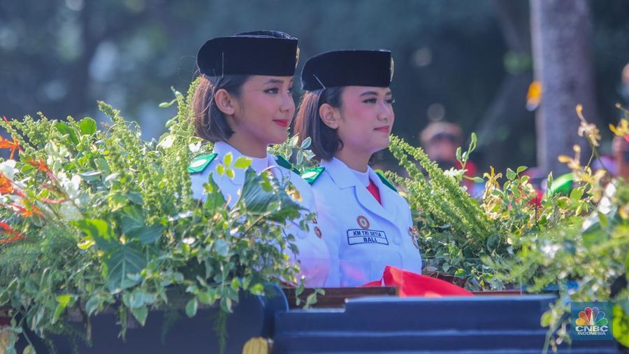 Kirab pengantar bendera merah putih dan teks proklamasi menuju keluar menuju ke Istana Merdeka, Jakarta, 17/8. (CNBC Indonesia/Faisal Rahman)