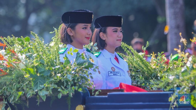 Kirab pengantar bendera merah putih dan teks proklamasi menuju keluar menuju ke Istana Merdeka, Jakarta, 17/8. (CNBC Indonesia/Faisal Rahman)