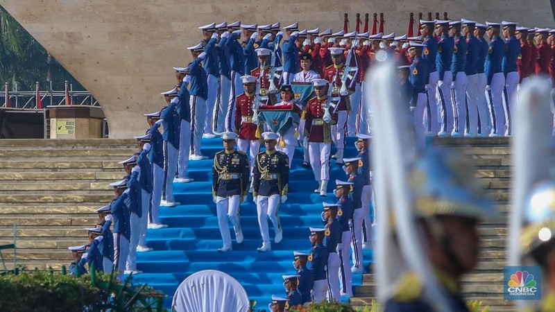 Kirab pengantar bendera merah putih dan teks proklamasi menuju keluar menuju ke Istana Merdeka, Jakarta, 17/8. (CNBC Indonesia/Faisal Rahman)