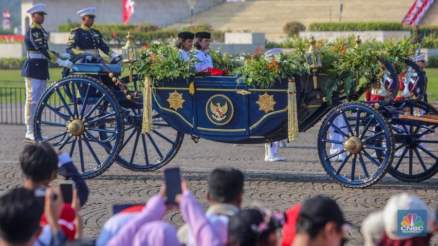 Kirab pengantar bendera merah putih dan teks proklamasi menuju keluar menuju ke Istana Merdeka, Jakarta, 17/8. (CNBC Indonesia/Faisal Rahman)
