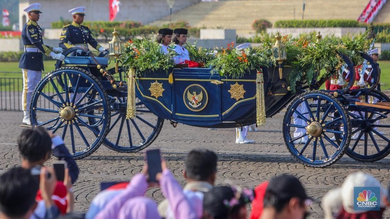 Kirab pengantar bendera merah putih dan teks proklamasi menuju keluar menuju ke Istana Merdeka, Jakarta, 17/8. (CNBC Indonesia/Faisal Rahman)
