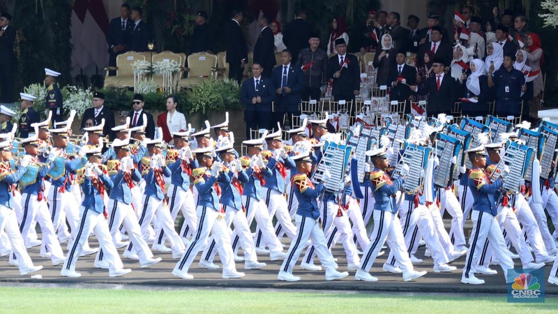 Kirab pengantar bendera merah putih dan teks proklamasi tiba di Istana Merdeka, Jakarta, 17/8. (CNBC Indonesia/Tri Susilo) Kirab pengantar bendera merah putih dan teks proklamasi tiba di Istana Merdeka, Jakarta, 17/8. (CNBC Indonesia/Tri Susilo)