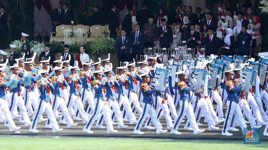 Kirab pengantar bendera merah putih dan teks proklamasi tiba di Istana Merdeka, Jakarta, 17/8. (CNBC Indonesia/Tri Susilo)