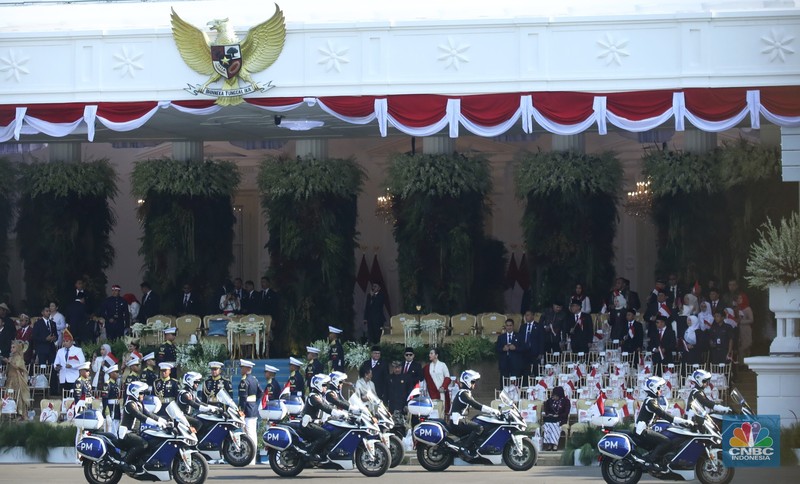 Kirab pengantar bendera merah putih dan teks proklamasi tiba di Istana Merdeka, Jakarta, 17/8. (CNBC Indonesia/Tri Susilo) Kirab pengantar bendera merah putih dan teks proklamasi tiba di Istana Merdeka, Jakarta, 17/8. (CNBC Indonesia/Tri Susilo)