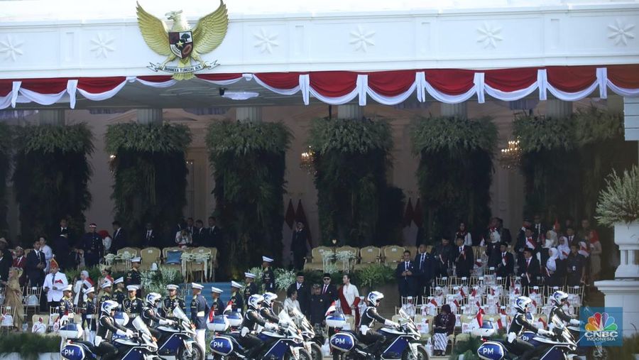 Kirab pengantar bendera merah putih dan teks proklamasi tiba di Istana Merdeka, Jakarta, 17/8. (CNBC Indonesia/Tri Susilo)