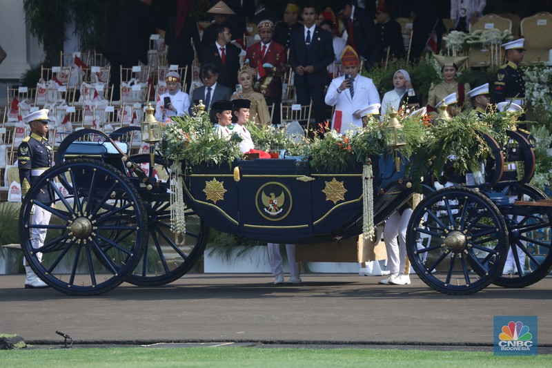 Kirab pengantar bendera merah putih dan teks proklamasi tiba di Istana Merdeka, Jakarta, 17/8. (CNBC Indonesia/Tri Susilo) Kirab pengantar bendera merah putih dan teks proklamasi tiba di Istana Merdeka, Jakarta, 17/8. (CNBC Indonesia/Tri Susilo)