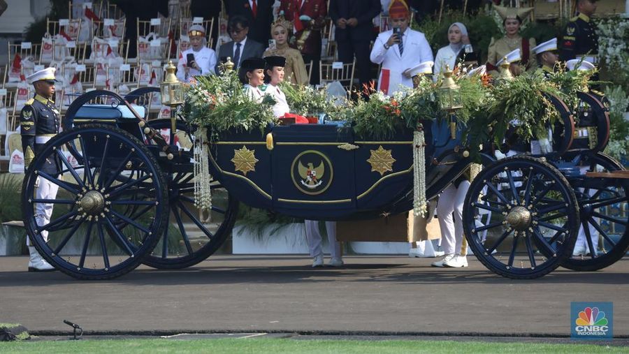 Kirab pengantar bendera merah putih dan teks proklamasi tiba di Istana Merdeka, Jakarta, 17/8. (CNBC Indonesia/Tri Susilo)