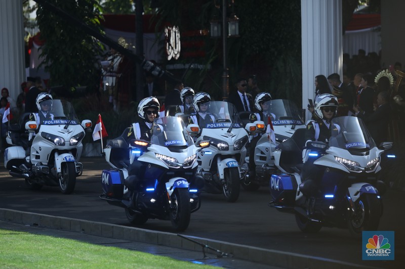 Kirab pengantar bendera merah putih dan teks proklamasi tiba di Istana Merdeka, Jakarta, 17/8. (CNBC Indonesia/Tri Susilo) Kirab pengantar bendera merah putih dan teks proklamasi tiba di Istana Merdeka, Jakarta, 17/8. (CNBC Indonesia/Tri Susilo)