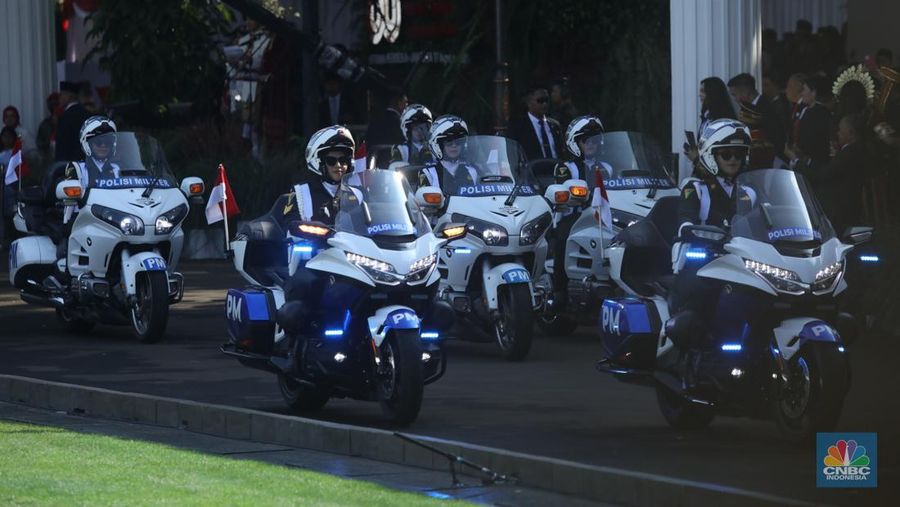 Kirab pengantar bendera merah putih dan teks proklamasi tiba di Istana Merdeka, Jakarta, 17/8. (CNBC Indonesia/Tri Susilo)