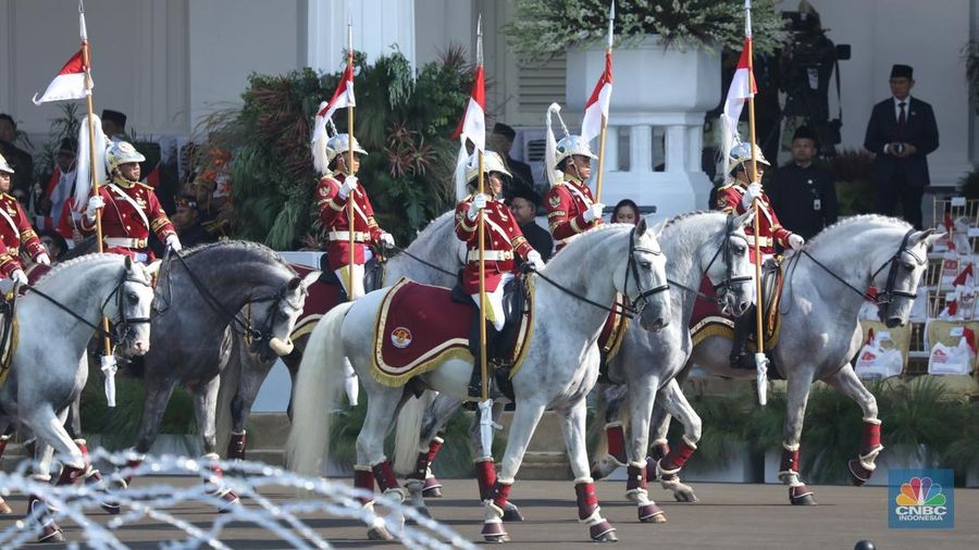 Kirab pengantar bendera merah putih dan teks proklamasi tiba di Istana Merdeka, Jakarta, 17/8. (CNBC Indonesia/Tri Susilo)