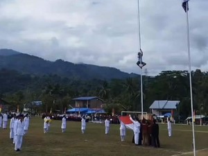 Pria di Kolut Panjat Tiang Perbaiki Pengait Bendera Saat Upacara HUT RI