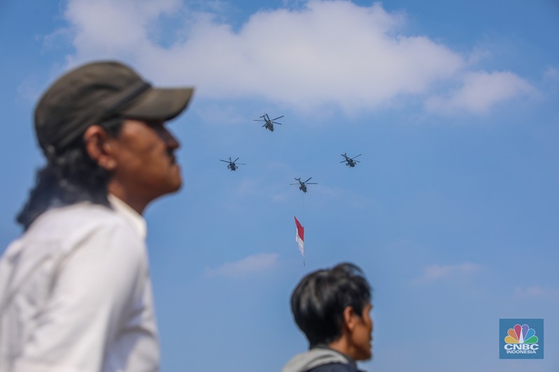 Langit Jakarta dipenuhi atraksi udara spektakuler dalam peringatan Hari Ulang Tahun (HUT) ke-80 Kemerdekaan Republik Indonesia, Minggu (17/8/2025). Langit Jakarta dipenuhi atraksi udara spektakuler dalam peringatan Hari Ulang Tahun (HUT) ke-80 Kemerdekaan Republik Indonesia, Minggu (17/8/2025). (CNBC Indonesia/Faisal Rahman)