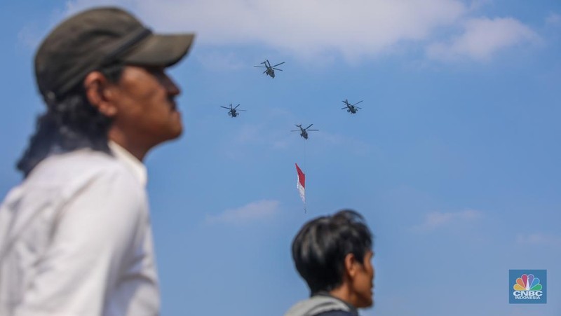 Langit Jakarta dipenuhi atraksi udara spektakuler dalam peringatan Hari Ulang Tahun (HUT) ke-80 Kemerdekaan Republik Indonesia, Minggu (17/8/2025). (CNBC Indonesia/Faisal Rahman)