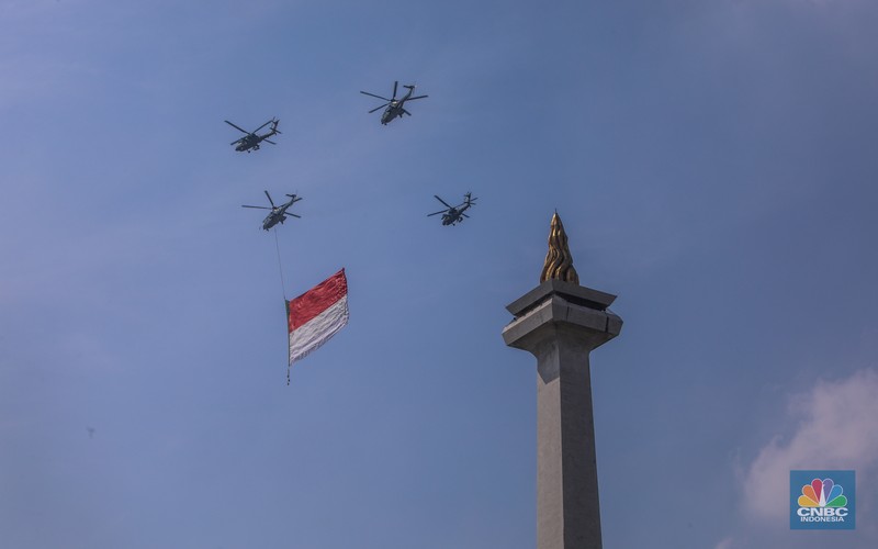 Langit Jakarta dipenuhi atraksi udara spektakuler dalam peringatan Hari Ulang Tahun (HUT) ke-80 Kemerdekaan Republik Indonesia, Minggu (17/8/2025). Langit Jakarta dipenuhi atraksi udara spektakuler dalam peringatan Hari Ulang Tahun (HUT) ke-80 Kemerdekaan Republik Indonesia, Minggu (17/8/2025). (CNBC Indonesia/Faisal Rahman)