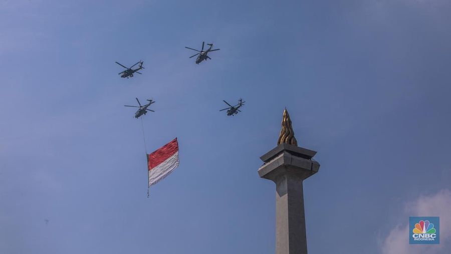 Langit Jakarta dipenuhi atraksi udara spektakuler dalam peringatan Hari Ulang Tahun (HUT) ke-80 Kemerdekaan Republik Indonesia, Minggu (17/8/2025). (CNBC Indonesia/Faisal Rahman)