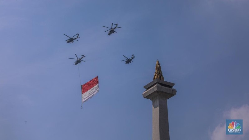 Langit Jakarta dipenuhi atraksi udara spektakuler dalam peringatan Hari Ulang Tahun (HUT) ke-80 Kemerdekaan Republik Indonesia, Minggu (17/8/2025). (CNBC Indonesia/Faisal Rahman)