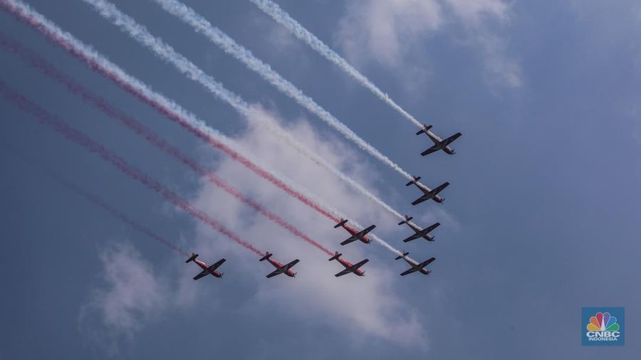 Langit Jakarta dipenuhi atraksi udara spektakuler dalam peringatan Hari Ulang Tahun (HUT) ke-80 Kemerdekaan Republik Indonesia, Minggu (17/8/2025). (CNBC Indonesia/Faisal Rahman)