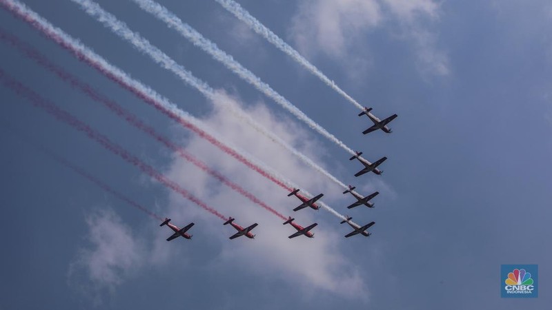 Langit Jakarta dipenuhi atraksi udara spektakuler dalam peringatan Hari Ulang Tahun (HUT) ke-80 Kemerdekaan Republik Indonesia, Minggu (17/8/2025). (CNBC Indonesia/Faisal Rahman)