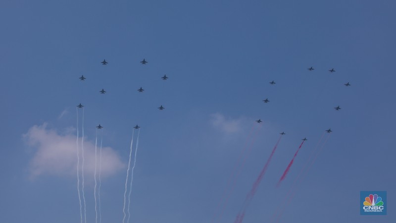 Langit Jakarta dipenuhi atraksi udara spektakuler dalam peringatan Hari Ulang Tahun (HUT) ke-80 Kemerdekaan Republik Indonesia, Minggu (17/8/2025). Langit Jakarta dipenuhi atraksi udara spektakuler dalam peringatan Hari Ulang Tahun (HUT) ke-80 Kemerdekaan Republik Indonesia, Minggu (17/8/2025). (CNBC Indonesia/Faisal Rahman)