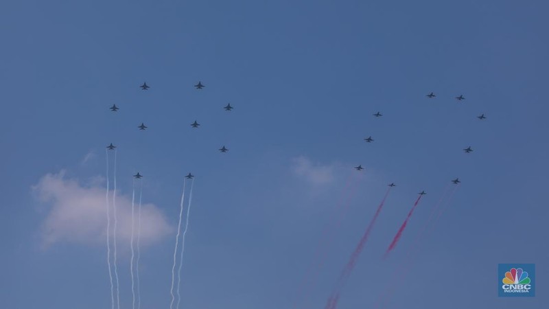 Langit Jakarta dipenuhi atraksi udara spektakuler dalam peringatan Hari Ulang Tahun (HUT) ke-80 Kemerdekaan Republik Indonesia, Minggu (17/8/2025). (CNBC Indonesia/Faisal Rahman)