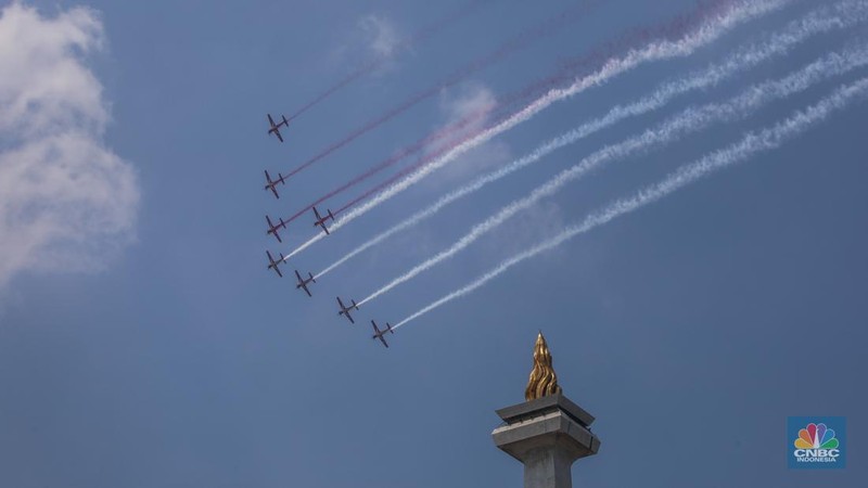 Langit Jakarta dipenuhi atraksi udara spektakuler dalam peringatan Hari Ulang Tahun (HUT) ke-80 Kemerdekaan Republik Indonesia, Minggu (17/8/2025). (CNBC Indonesia/Faisal Rahman)