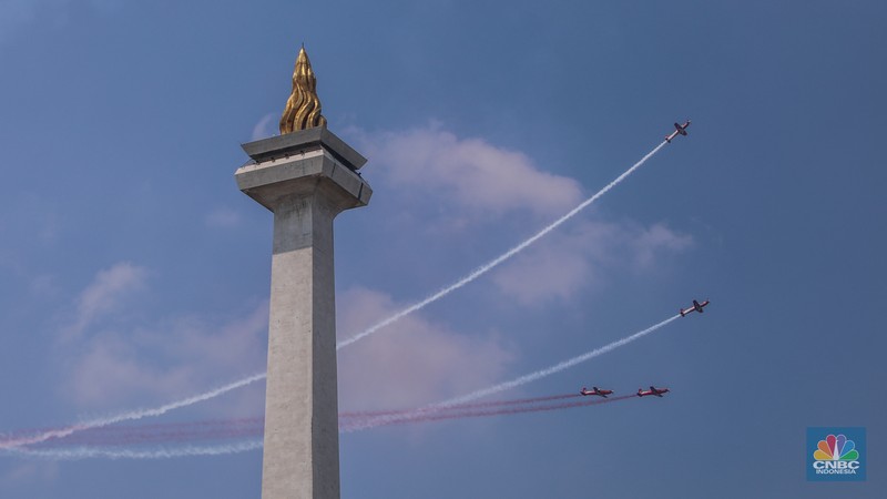 Langit Jakarta dipenuhi atraksi udara spektakuler dalam peringatan Hari Ulang Tahun (HUT) ke-80 Kemerdekaan Republik Indonesia, Minggu (17/8/2025). Langit Jakarta dipenuhi atraksi udara spektakuler dalam peringatan Hari Ulang Tahun (HUT) ke-80 Kemerdekaan Republik Indonesia, Minggu (17/8/2025). (CNBC Indonesia/Faisal Rahman)
