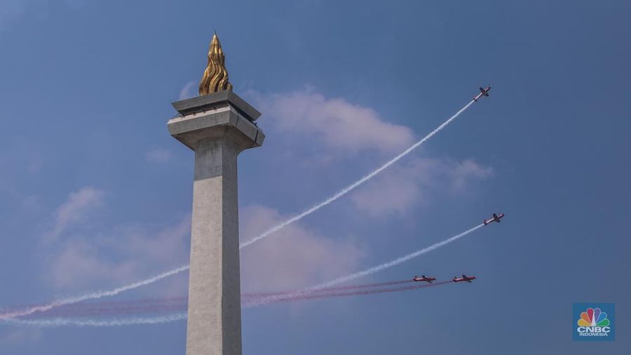 Langit Jakarta dipenuhi atraksi udara spektakuler dalam peringatan Hari Ulang Tahun (HUT) ke-80 Kemerdekaan Republik Indonesia, Minggu (17/8/2025). (CNBC Indonesia/Faisal Rahman)