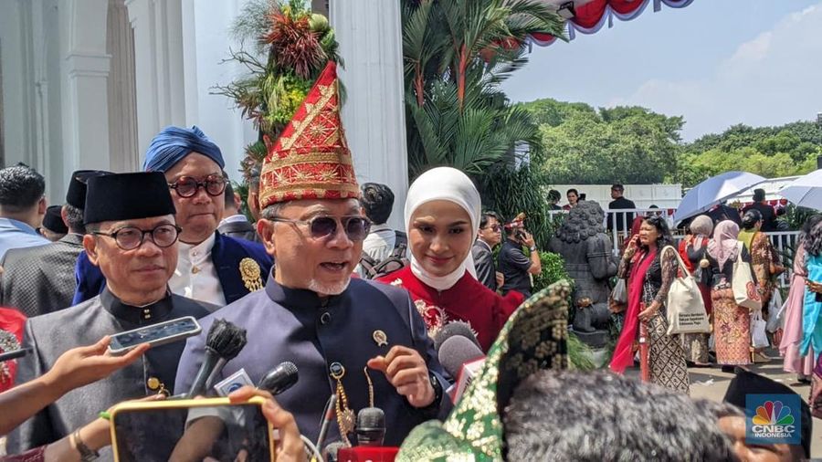 Menteri Koordinator Bidang Pangan RI, Zulkifli Hasan memberikan keterangan pers usai menghadiri upacara peringatan detik-detik proklamasi di Istana Merdeka, Jakarta, Minggu (17/8/2025). (CNBC Indonesia/Emir Yanwardhana)