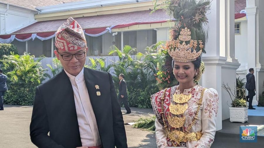 Menteri Luar Negeri Sugiono beserta istri Marlyn Maisarah di Istana Merdeka, Jakarta, Minggu (17/8/2025). (CNBC Indonesia/Emir)