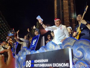 Seskab Teddy Bagi-bagi Hadiah saat Karnaval HUT RI di Bundaran HI