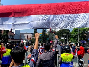 Gema Indonesia Raya dan Bendera Raksasa di Jalan Cikapayang Bandung