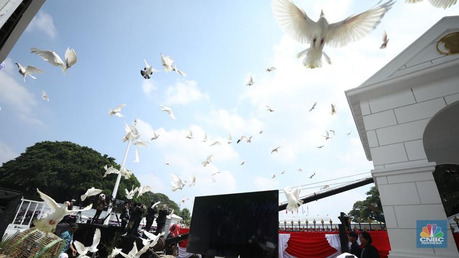 Merpati-merpati berwarna putih turut memeriahkan perayaan Hari Ulang Tahun (HUT) Ke-80 RI di halaman Istana Merdeka, Jakarta, Minggu (17/8/2025). (CNBC Indonesia/Tri Susilo)