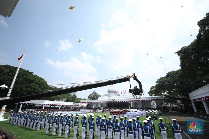 Merpati-merpati berwarna putih turut memeriahkan perayaan Hari Ulang Tahun (HUT) Ke-80 RI di halaman Istana Merdeka, Jakarta, Minggu (17/8/2025). Merpati-merpati berwarna putih turut memeriahkan perayaan Hari Ulang Tahun (HUT) Ke-80 RI di halaman Istana Merdeka, Jakarta, Minggu (17/8/2025). (CNBC Indonesia/Tri Susilo)