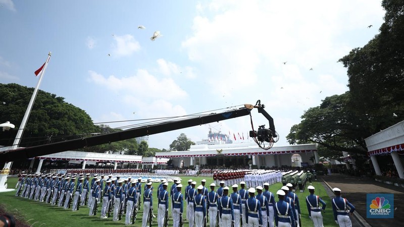 Merpati-merpati berwarna putih turut memeriahkan perayaan Hari Ulang Tahun (HUT) Ke-80 RI di halaman Istana Merdeka, Jakarta, Minggu (17/8/2025). (CNBC Indonesia/Tri Susilo)