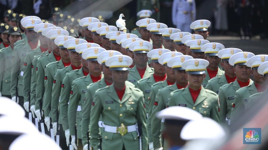 Merpati-merpati berwarna putih turut memeriahkan perayaan Hari Ulang Tahun (HUT) Ke-80 RI di halaman Istana Merdeka, Jakarta, Minggu (17/8/2025). (CNBC Indonesia/Tri Susilo)