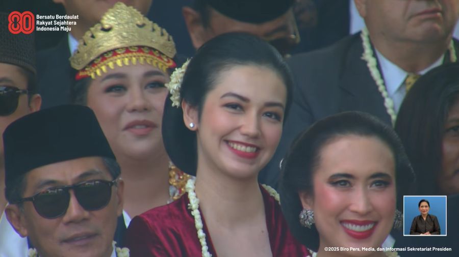 Model sekaligus artis Arumi Bachsin nampak menghadiri upacara peringatan detik-detik proklamasi di Istana Merdeka, Jakarta, Minggu (17/8/2025). (Tangkapan Layar Youtube/Sekretariat Presiden)