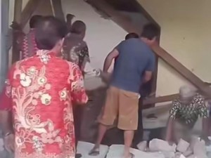 Momen Evakuasi Jemaat Gereja Elim Tertimpa Reruntuhan Akibat Gempa Poso