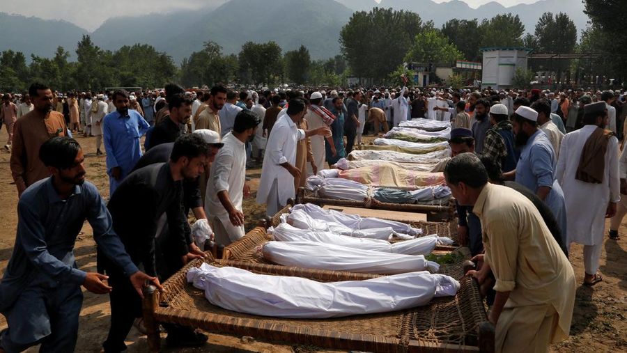 Seorang pria duduk di samping rumah-rumah yang rusak akibat hujan lebat dan banjir di distrik Buner di provinsi Khyber Pakhtunkhwa, Pakistan, 16 Agustus 2025. (REUTERS/Stringer)